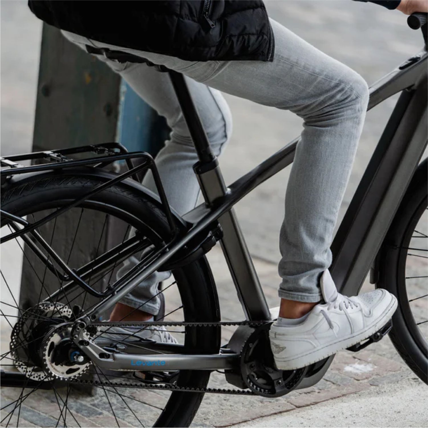 Detailshot tiener op donkergrijze Levante E4 e-bike