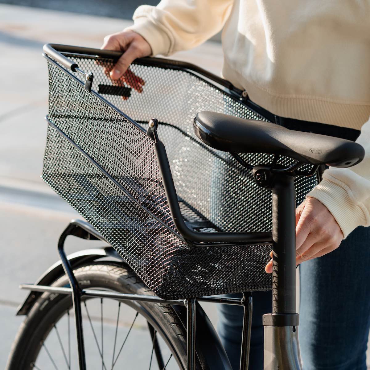 Fietsmand op elektrische fiets met MIK-systeem