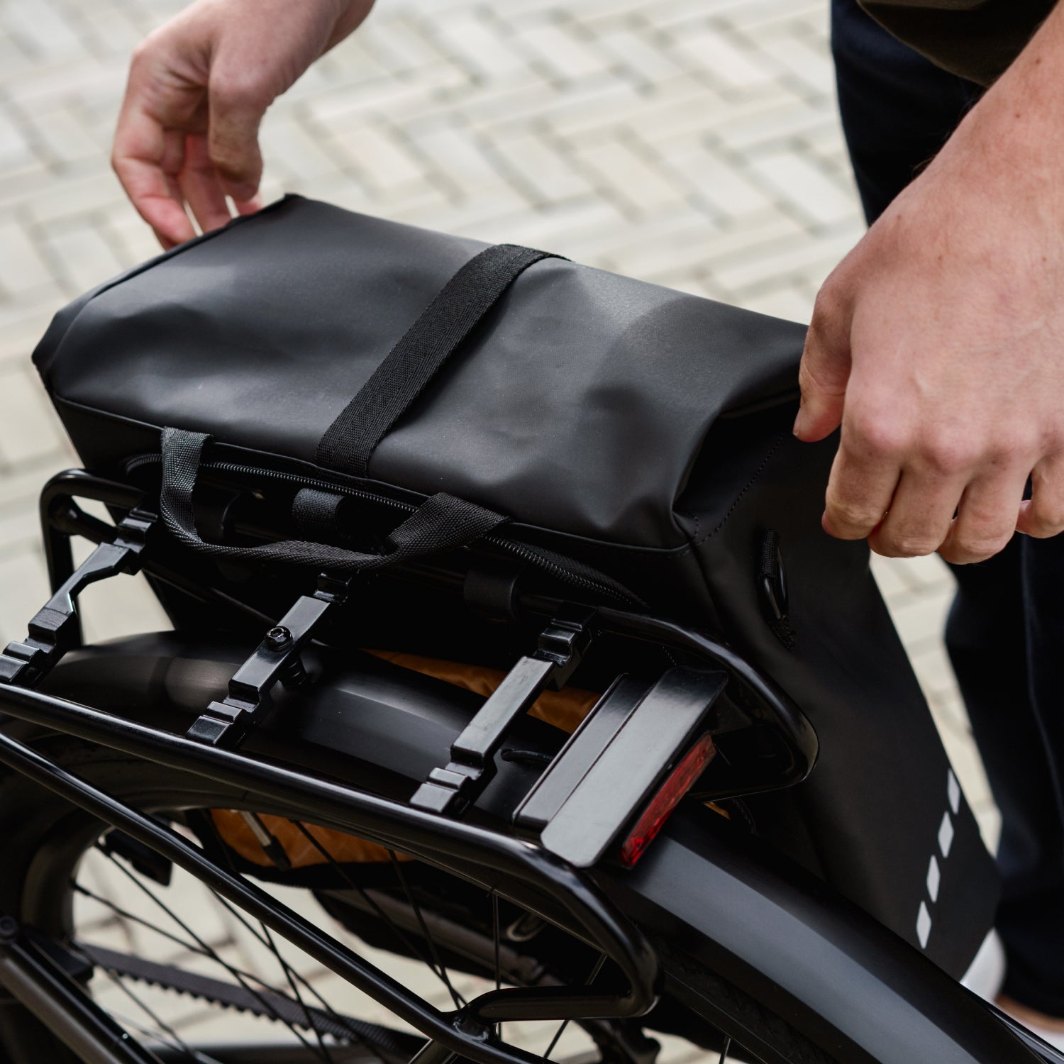 Accessoires bags New Looxs Odense Kota 2 fietstas met MIK systeem op bagagedrager Levante E4 e-bike zwart