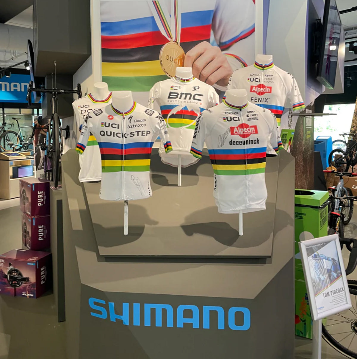 Foto Shimano t-shirts in Shimano Experience Center Valkenburg Limburg