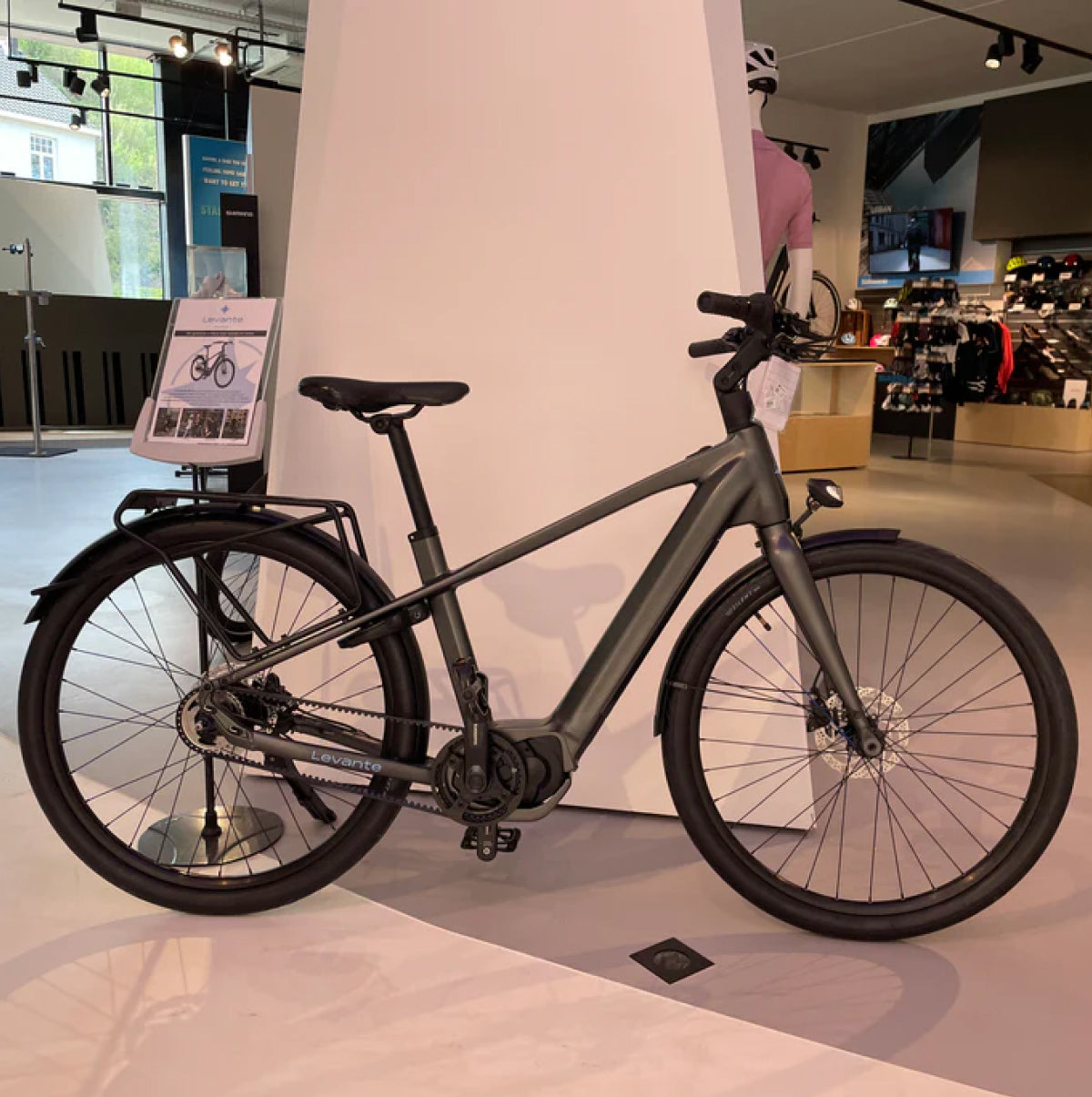 Donkergrijze Levante E4 e-bike bij Shimano Experience Center Valkenburg Limburg in de winkel